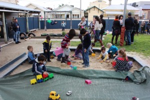 parco giochi con bambini di spalla
